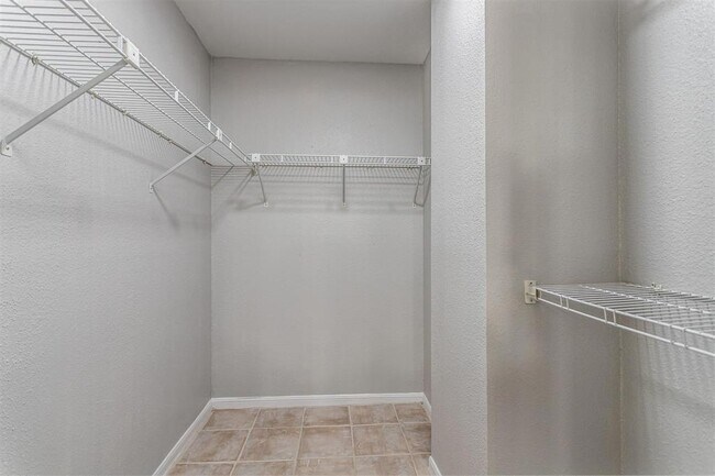 Building Photo - 9850 Pagewood Ln