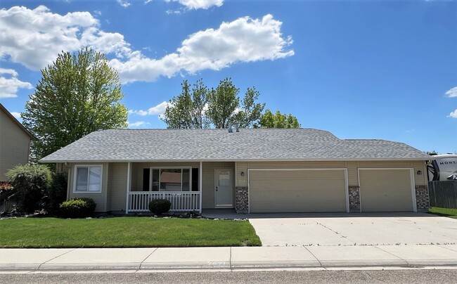 Primary Photo - Beautiful 3 bed 2 bath home in the Haven C...