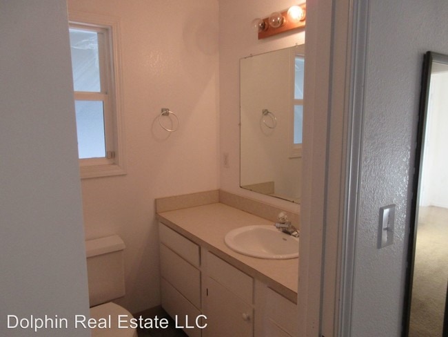 Building Photo - 212 NW Brook St