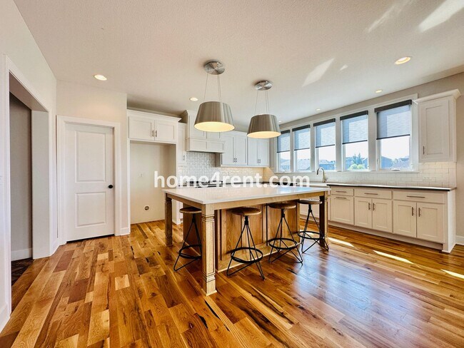 Building Photo - Exceptional Olathe Home in the Cedar Creek Subdivision w/ Wood Floors and a Finished Basment!