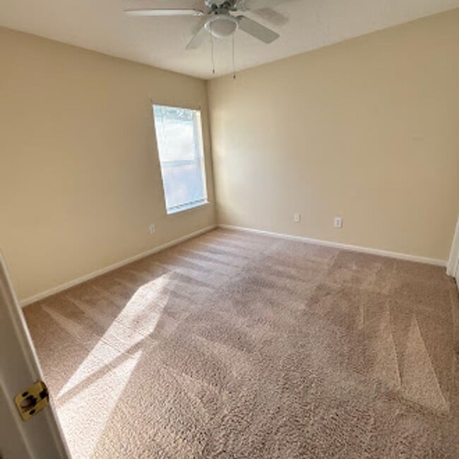 Building Photo - Spacious 3-Bed, 2-Bath Home. Patio. Amenities. Located just minutes from St Johns Town Center and...