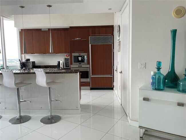 Building Photo - 15811 Collins Ave