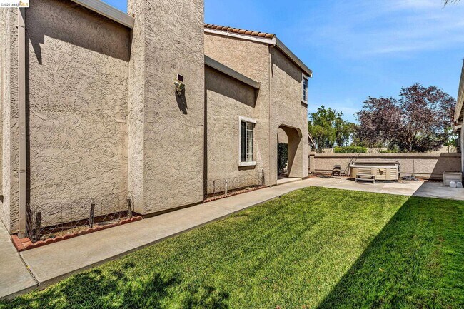 Building Photo - 2451 Cherry Hills Dr