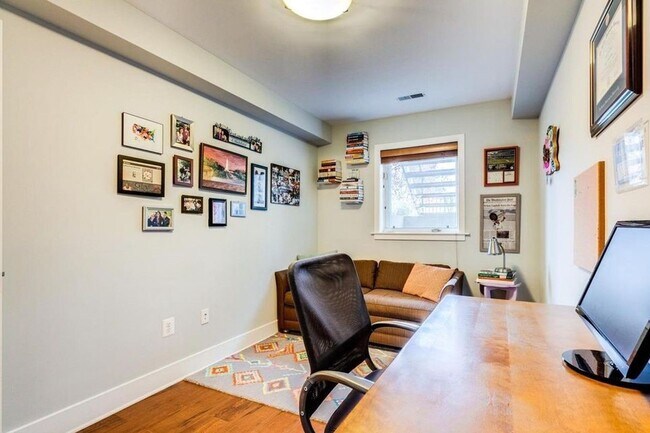 Building Photo - Amazing 2 Bedroom, 2 Full Bathroom 14th St Apartment with Secure Parking!