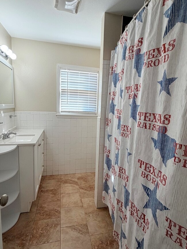 Building Photo - 2434 Beechwood St