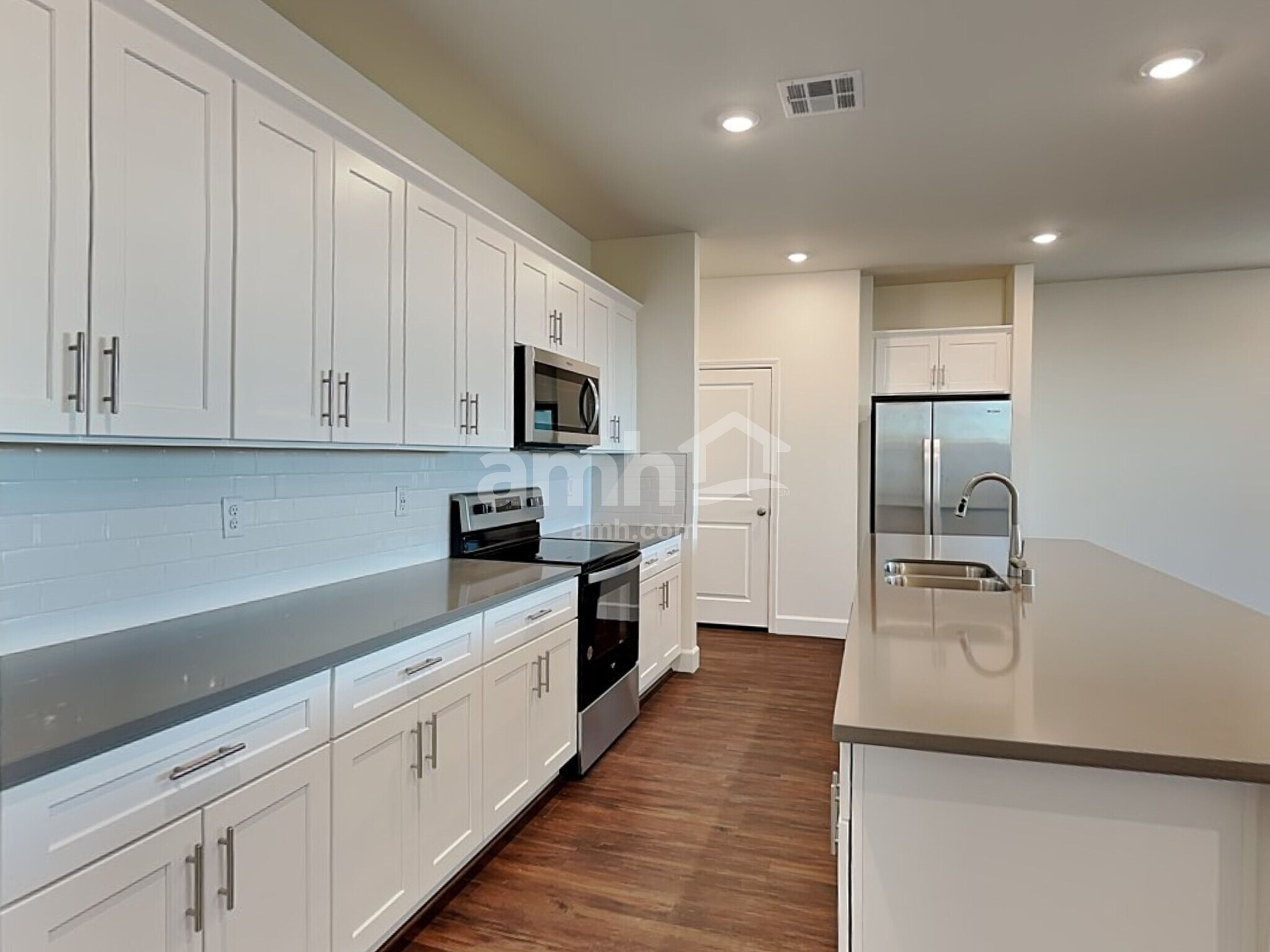 Building Photo - 836 Longwood Gdns St