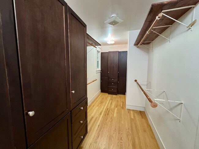 Building Photo - Gorgeous 5 bedroom, 4.5 bath, Westside Dan...