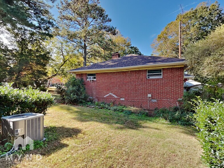 Building Photo - 246 Spark St