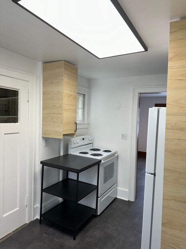 Building Photo - 845 E University Ave