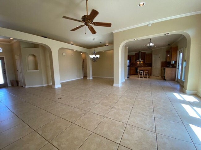 Building Photo - BEAUTIFUL ISLAND HOME IN COQUINA BAY!