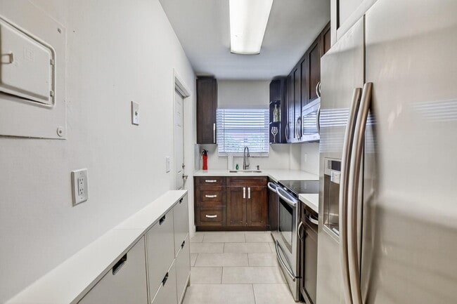 Building Photo - 581 Blue Heron Dr