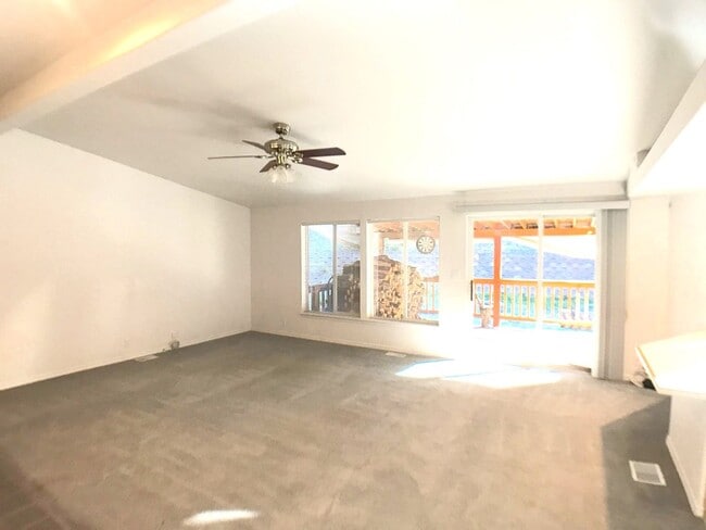 Building Photo - Jemez Mountains 3 bedroom with an open layout and large living areas and kitchen.