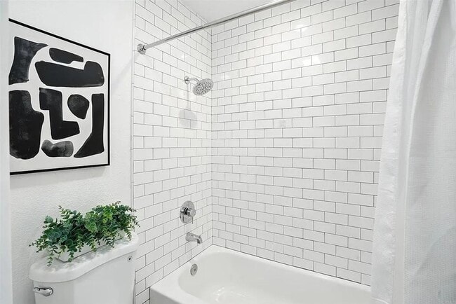 Building Photo - Beautifully Remodeled 2-Bedroom Condo in Mission Valley