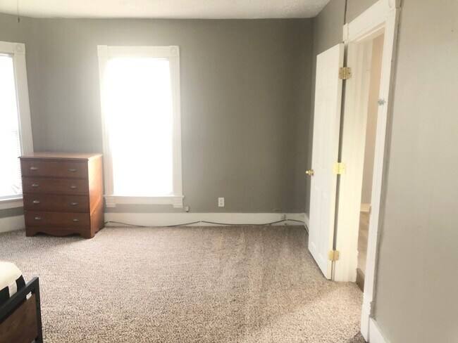 Building Photo - Very well decorated and furnished 4 BR house near IWU. Ideal for students with 2 kitchens