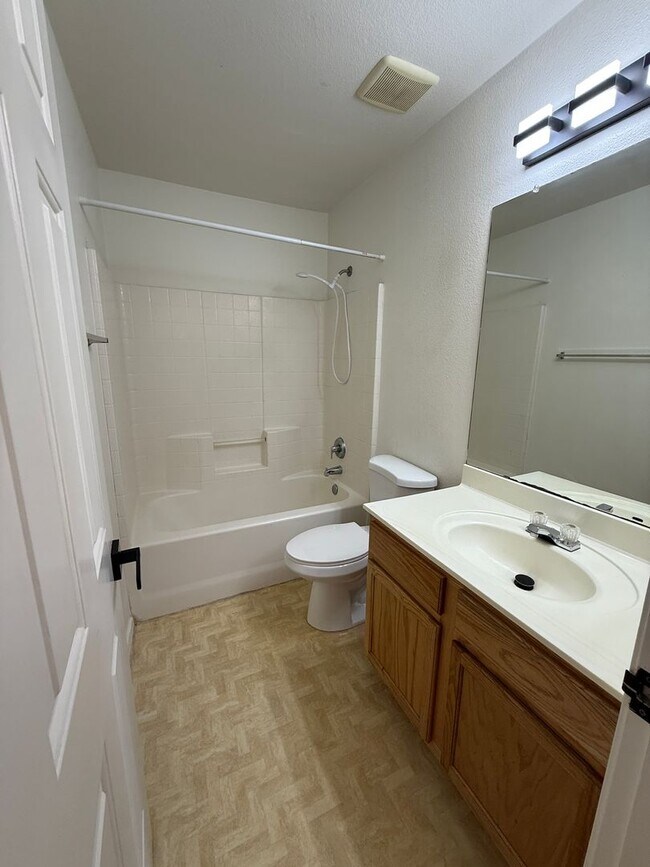 Building Photo - NEW CARPET! 3 Bed / 2 Bath Single Family H...