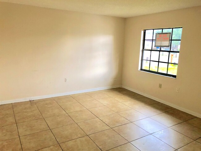 Building Photo - GORGEOUS 3BR/1.5BA Duplex! Convenient Loca...