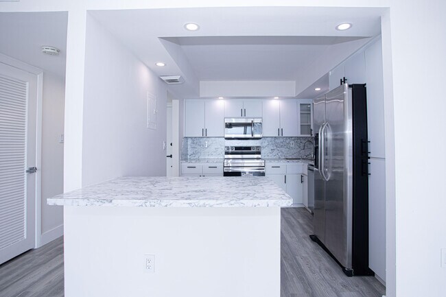 Building Photo - 18021 Biscayne Blvd