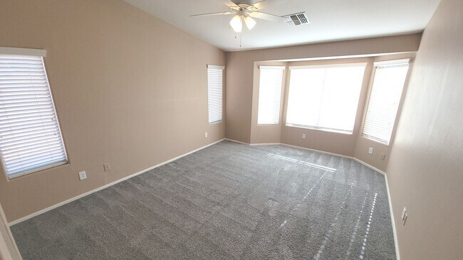 Building Photo - 5 Bedroom Home