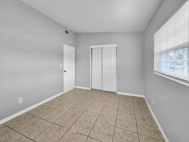 Building Photo - 3290 Hillsdale Ave