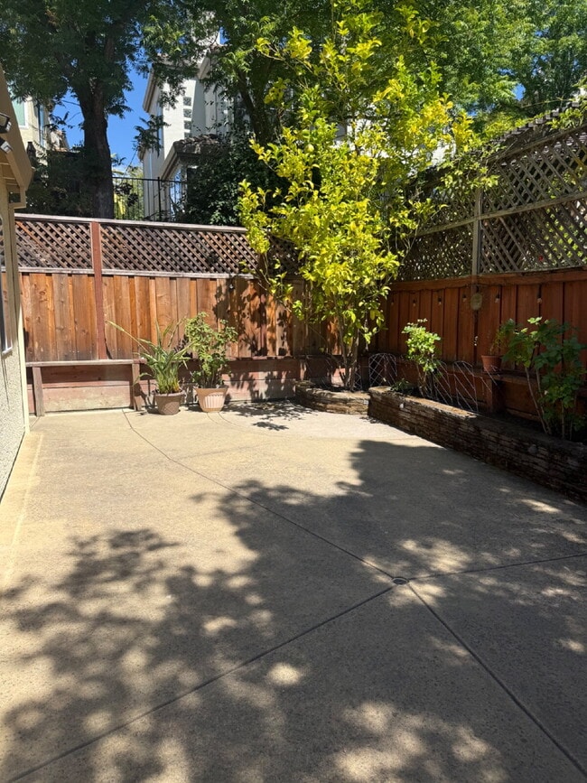 Building Photo - Charming 3 Bedroom 2.5 Bathroom Home in Pr...
