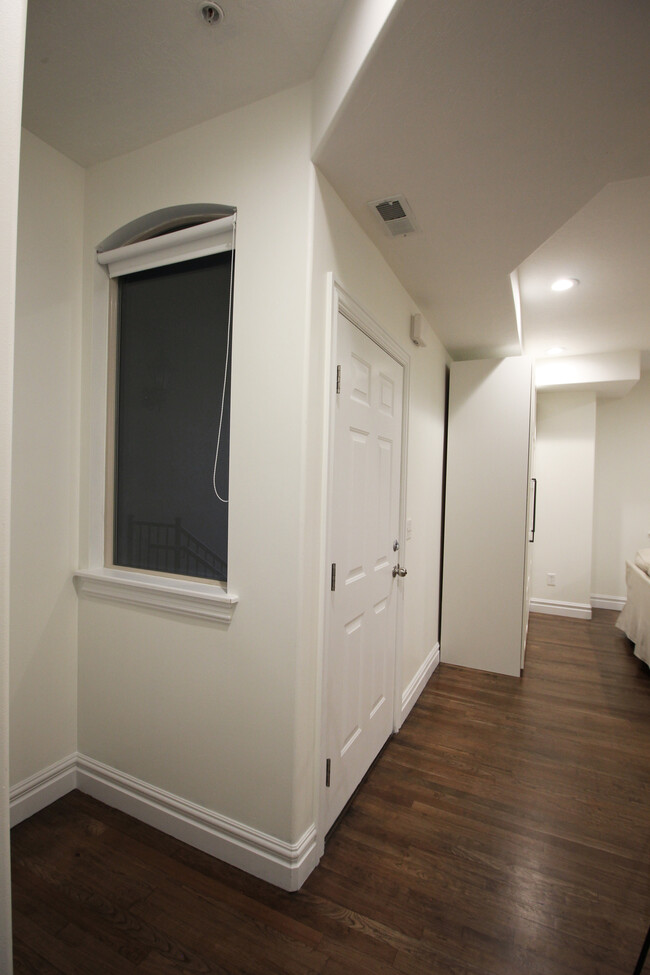Building Photo - 625 E 200 S