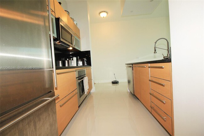 Building Photo - 950 Brickell Bay Dr