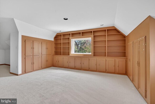 Building Photo - 5553 Little Falls Rd