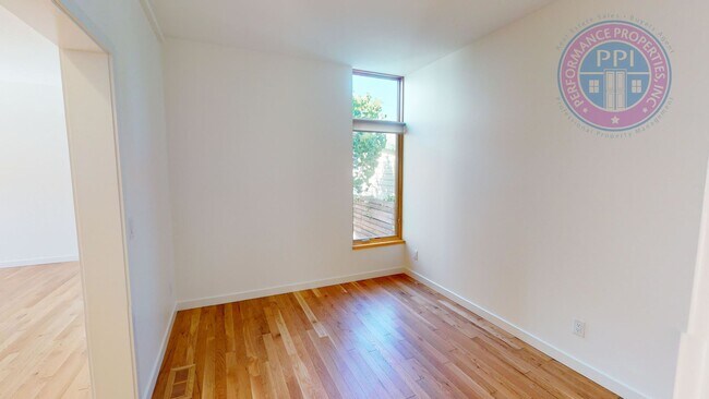 Building Photo - Modern Townhome In SE  2 Bdrm +Loft- Large...