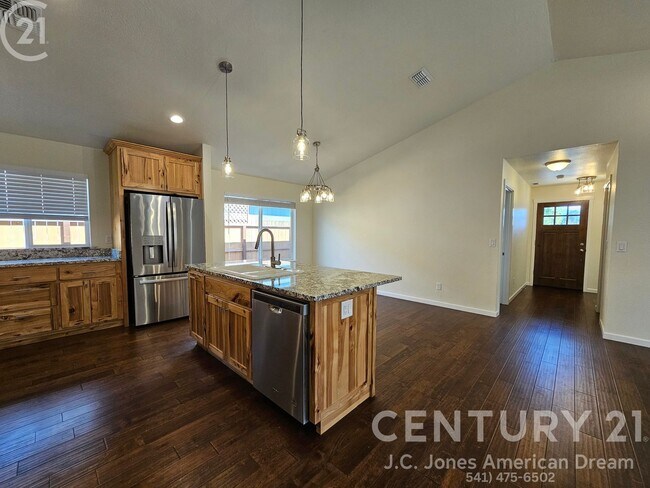 Building Photo - Close to Downtown Grants Pass