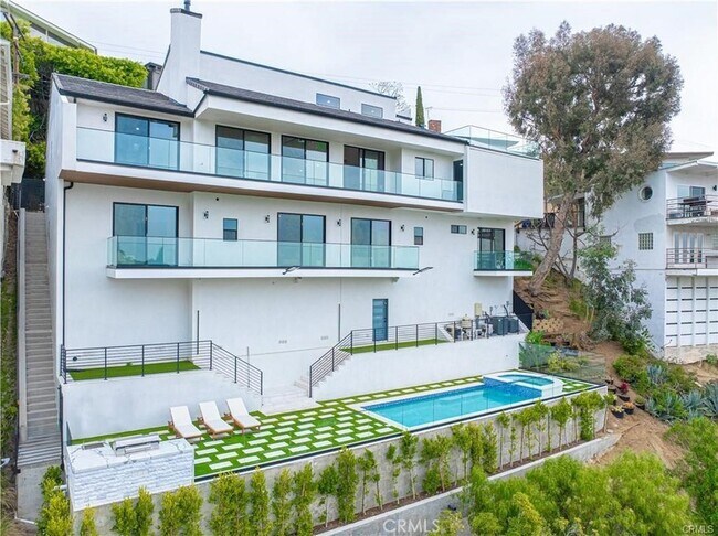 Building Photo - 8566 Hollywood Blvd