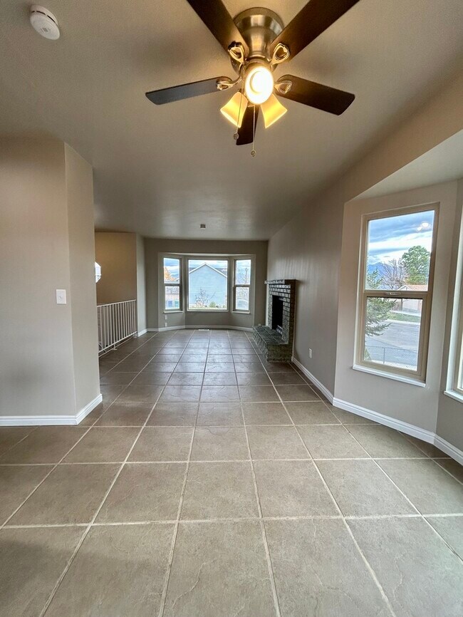 Building Photo - Remodeled 3 Bed, 2 Bath Home in West Jordan — Available Now