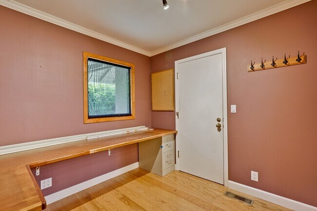 Building Photo - Excellent 3 Bedroom 2 Bath In A Great Neig...