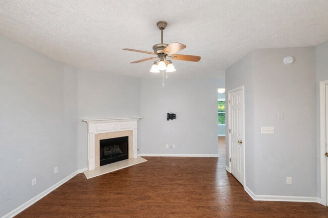 Building Photo - Charming 3bed Cumming Townhome with Walking Trail
