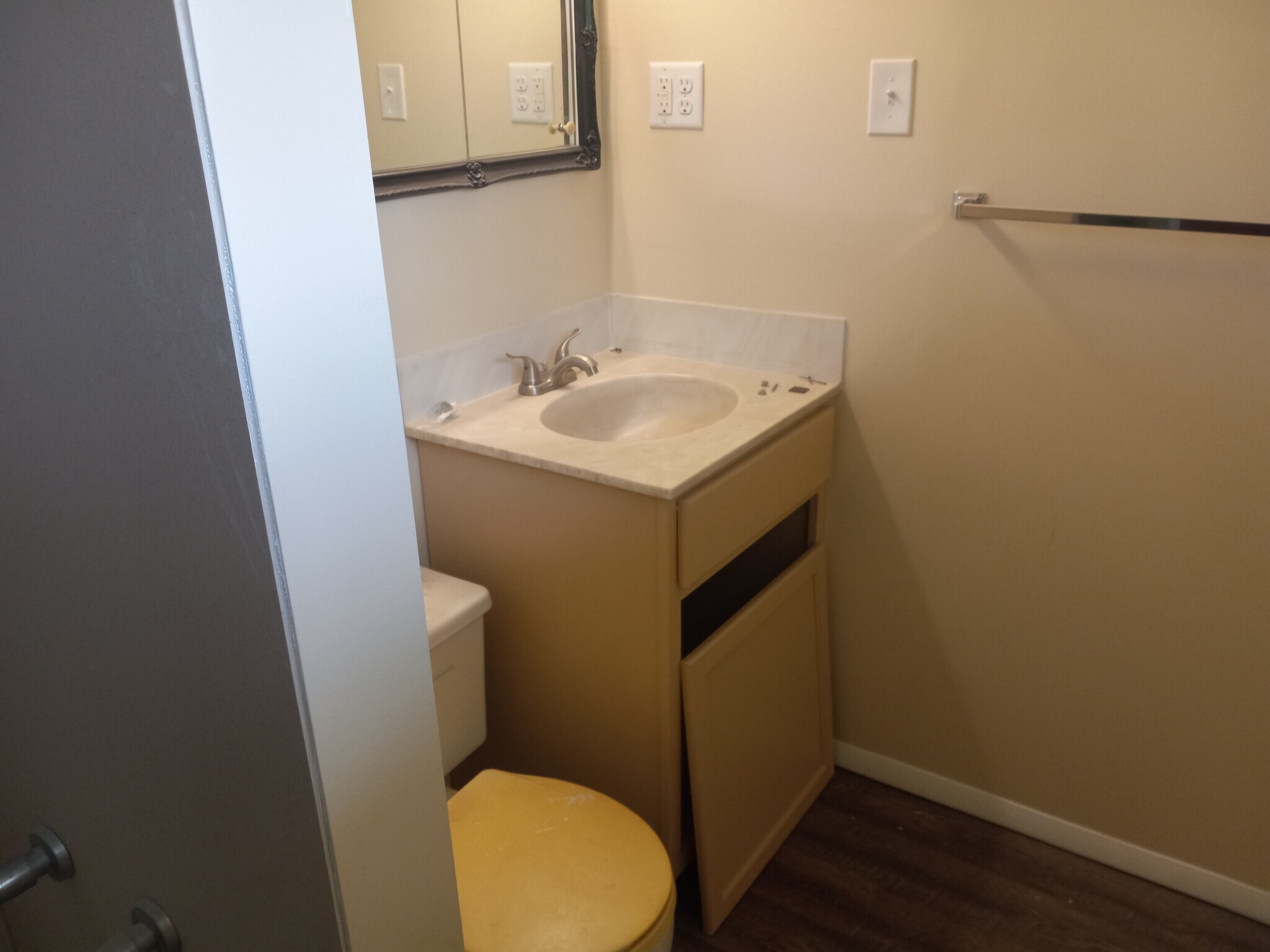 Building Photo - 3856 Longridge Dr