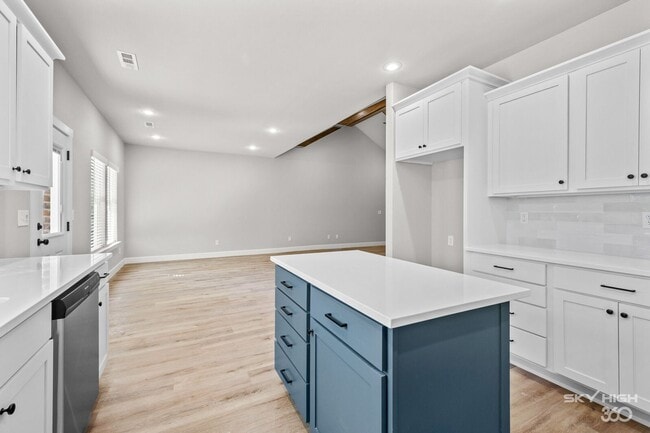 Building Photo - Newer 3 Bedroom 2 Bath home on Large lot!!!