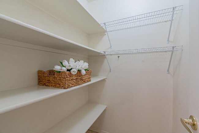 Building Photo - "Well Maintained 2-Bedroom, 2 Bathroom hom...