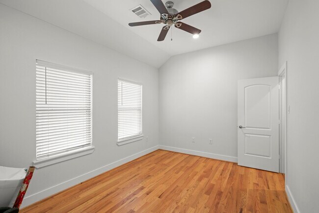 Building Photo - 206 Burr St