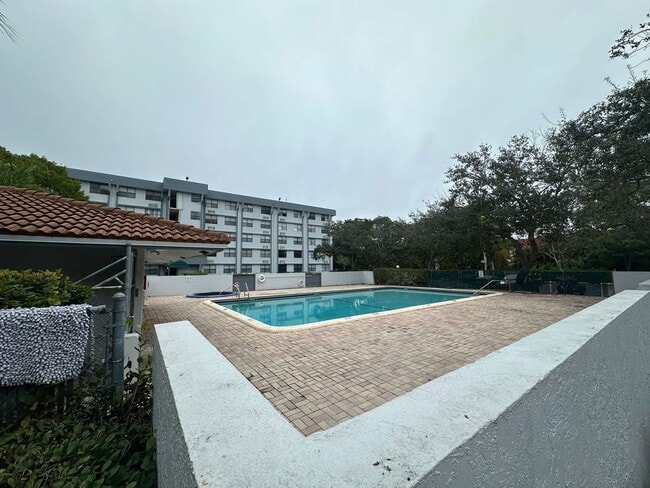 Building Photo - 2701 Riverside Dr