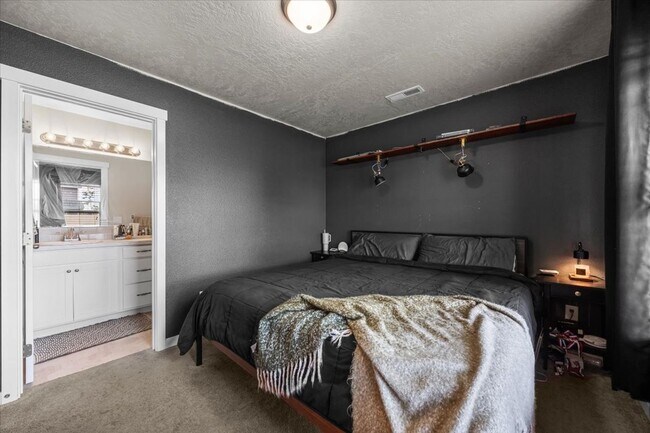 Building Photo - Perfect Location 3 Bed 2 Bath Home with SO...