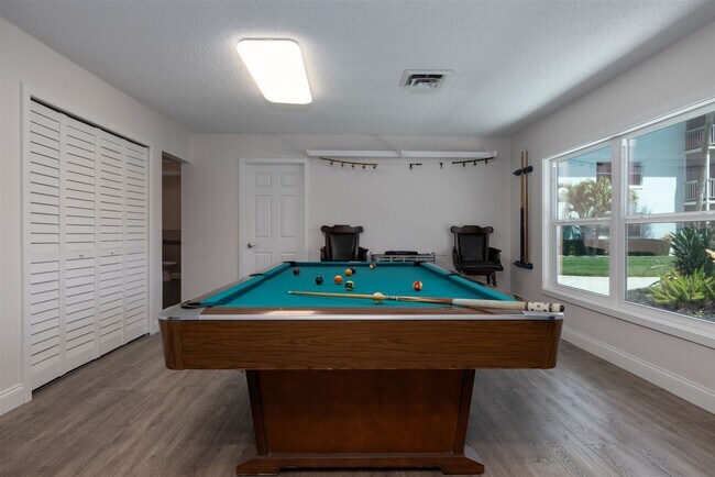 Building Photo - Intracoastal 2 bed/ 2 ba condo with lots of ammenities