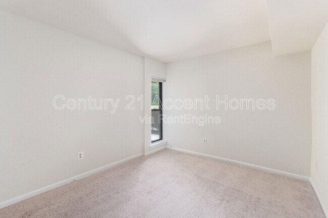 Building Photo - 5805 Royal Ridge Dr