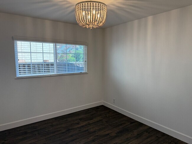 Building Photo - Remodeled 4 Bedroom 2 Bath Home in the des...