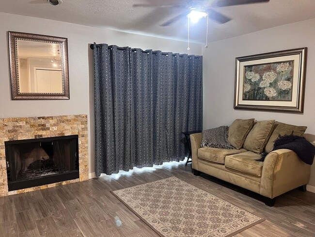 Building Photo - 533 W Guadalupe Rd