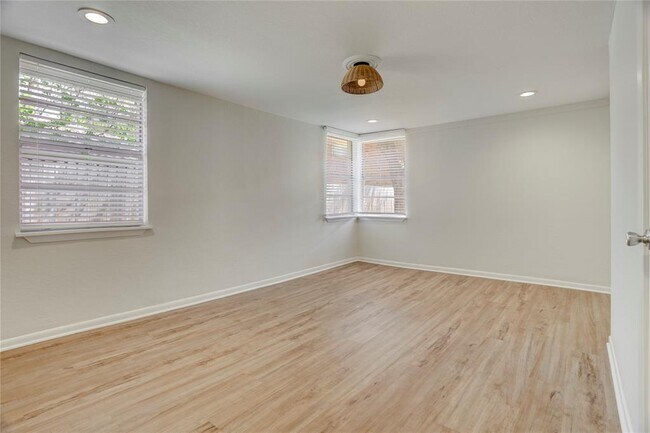 Building Photo - 334 Pennington Dr