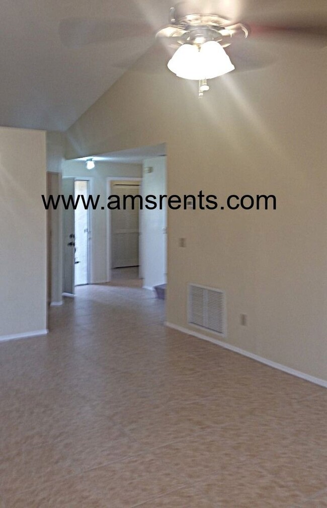 Building Photo - 3 bedroom Townhouse in Orlando