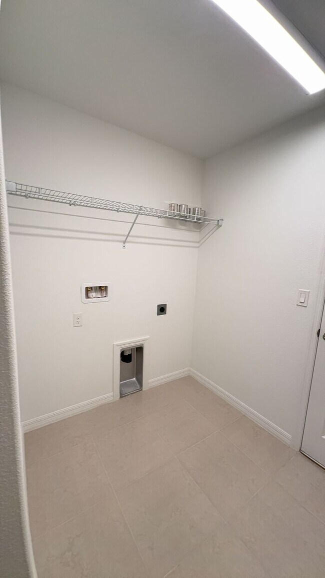 Building Photo - new 4BR duplex