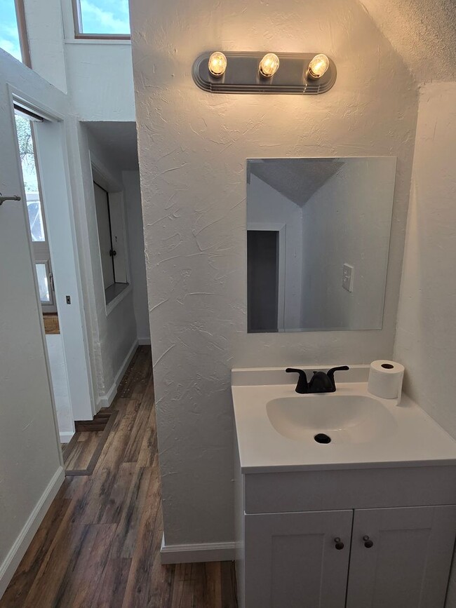 Building Photo - Recently updated 4 bedroom 4 bathroom house in the UNM  North Campus area!