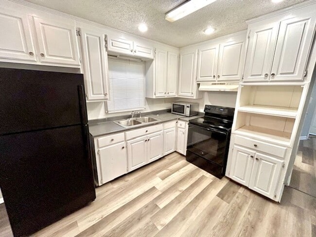 Building Photo - Lovely 3 Bedroom, 1.5 Bath with bonus room Available Now!-$1,500 with a one-year commitment and t...