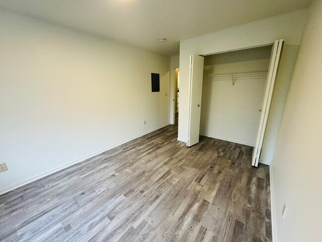 Building Photo - 395