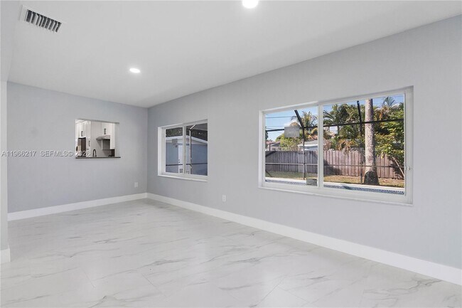 Building Photo - 4725 NW 5th Ct